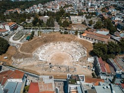 Γκρεμίζονται μετά το Πάσχα τρία κτίρια ανατολικά του Αρχαίου Θεάτρου 